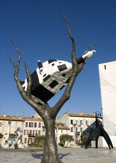 John Kelly: Cow up a tree, 1999, bronze, 8m x 6m x 2.5m; courtesy the author / Musée d\